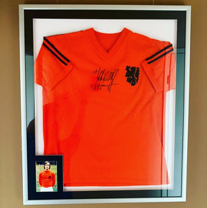 Unterschriebenes Johan Cruyff Trikot im Trikot-Bilderrahmen