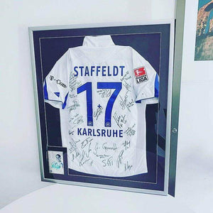 Unterschriebenes Trikot von KSC-Profi Timo Staffeldt im Trikotrahmen Premium