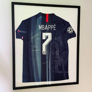 Trikotrahmen Mbappé Trikot mit Magneten befestigt