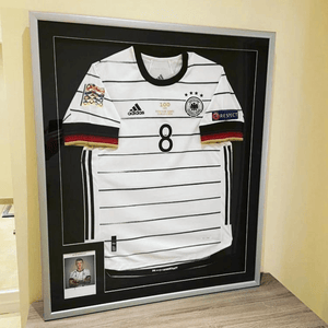 Eingerahmtes Trikot von Toni Kroos als Geschenk.