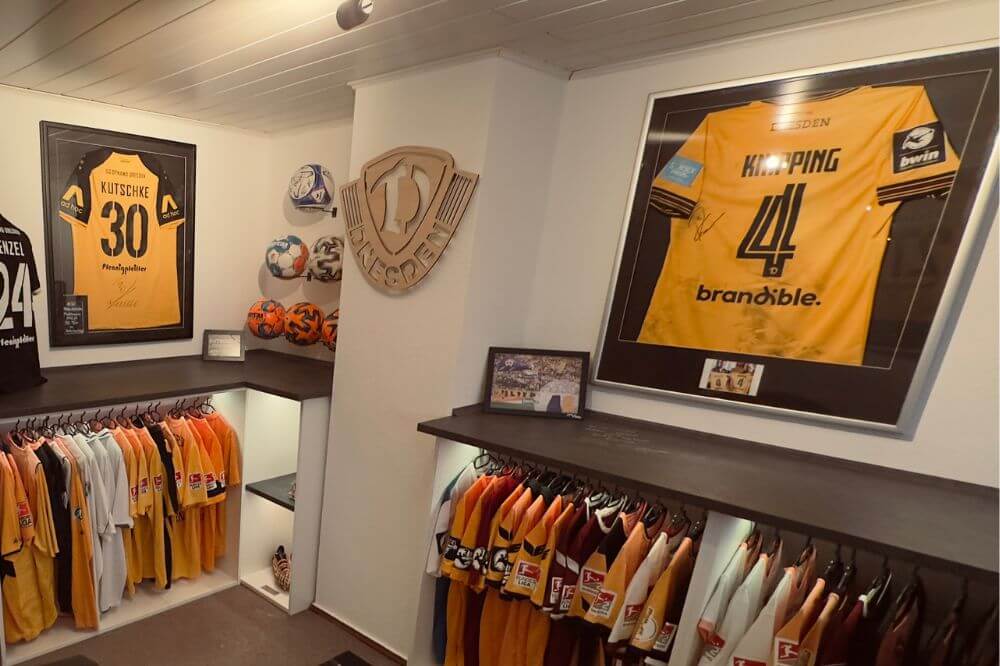 Dynamo Dresden Trikots im Rahmen