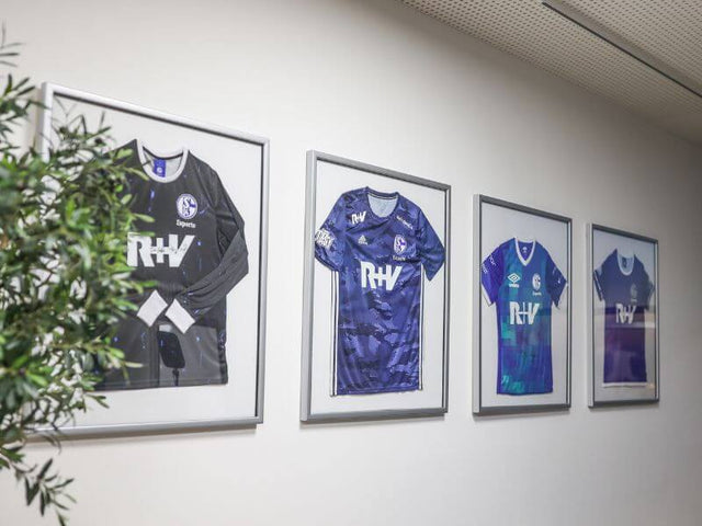 Gerahmte eSports Trikots bei Schalke 04
