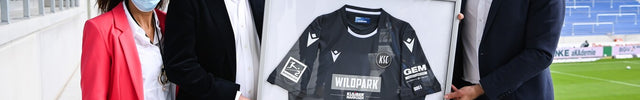 Sponsoren Geschenk gerahmtes Trikot beim KSC