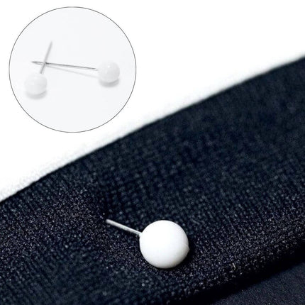 Trikot mit Stecknadeln im Trikotrahmen befestigen