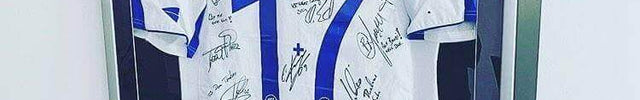 Unterschriebenes Trikot von KSC-Profi Timo Staffeldt im Trikotrahmen Premium