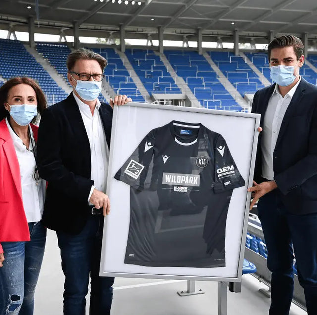 Übergabe eines Trikotrahmen von KSC-Geschäftsführer Michael Becker an langjährigen Sponsor Ralf Klaiber von KLAIBER MARKISEN