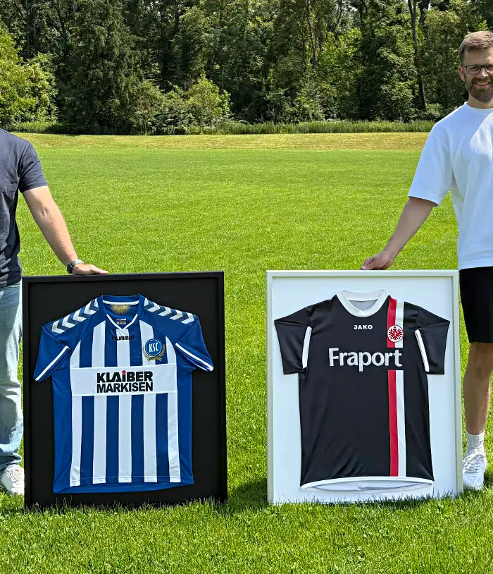 Die Gründer von trikotrahmen.de mit ihren eingerahmten Lieblingstrikots