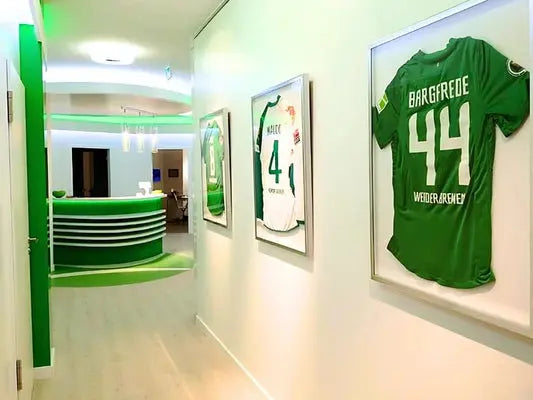 <p>"Als Sportmediziner habe ich lange nach einer professionellen Möglichkeit gesucht, Trikots hochwertig zu präsentieren – mit diesen Rahmen habe ich endlich die perfekte Lösung gefunden. Die Wirkung im Raum ist beeindruckend!"</p>