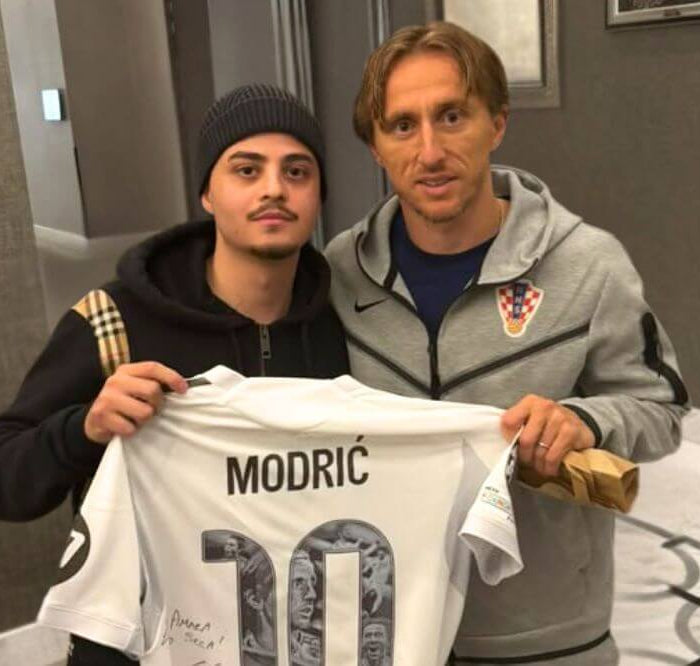 Trikot-Sammler Amar mit Luka Modric