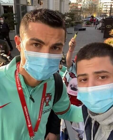 Amar auf Autogrammjagd - hier mit Cristiano Ronaldo