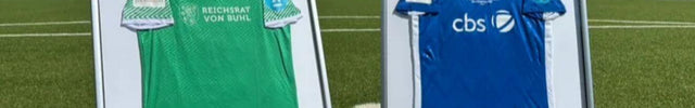 Zwei eingerahmte Trikots auf einem Fußballfeld