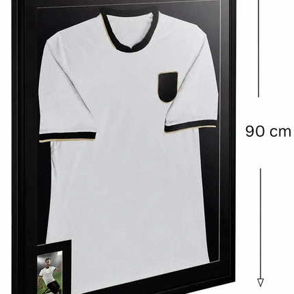 Trikotrahmen "Premium Plus” (Holz) mit Passepartout und Spielerfoto – Maßangaben 75 × 90 cm, Schwarz-Matt mit schwarzem Hintergrund.