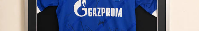 Signiertes Mannschaftstrikot des FC Schalke 04 im Trikotrahmen "Premium" Plus (Holz) mit Passepartout und Spielerfoto – Silber-Matt mit schwarzem Hintergrund