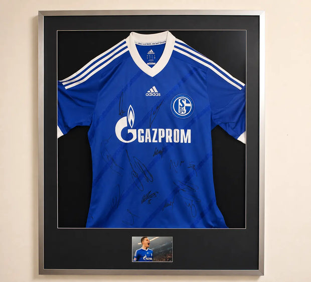 Signiertes Mannschaftstrikot des FC Schalke 04 im Trikotrahmen "Premium" Plus (Holz) mit Passepartout und Spielerfoto – Silber-Matt mit schwarzem Hintergrund