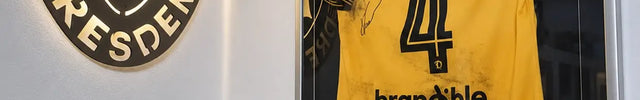 Signiertes Trikot von Tim Knipping (SG Dynamo Dresden) im Trikotrahmen "Premium Plus" (Holz) mit Passepartout und Spielerfoto – Silber-Matt mit schwarzem Hintergrund neben Dynamo-Dresden-Vereinslogo.