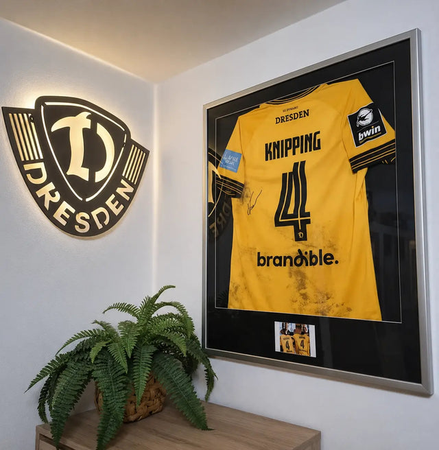 Signiertes Trikot von Tim Knipping (SG Dynamo Dresden) im Trikotrahmen "Premium Plus" (Holz) mit Passepartout und Spielerfoto – Silber-Matt mit schwarzem Hintergrund neben Dynamo-Dresden-Vereinslogo.