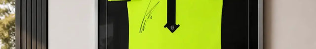 Signiertes Torwarttrikot von Bernd Leno im Trikotrahmen "Premium Plus“ (Holz) mit Passepartout und Spielerfoto – Silber-Matt mit schwarzem Hintergrund