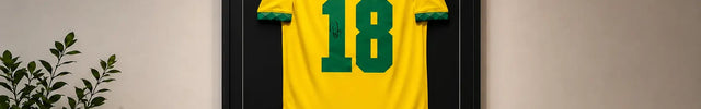 Signiertes Trikot von Vinicius Jr. (Brasilien) im Trikotrahmen "Premium" Plus (Holz) mit Passepartout und Spielerfoto – Schwarz-Matt mit schwarzem Hintergrund.