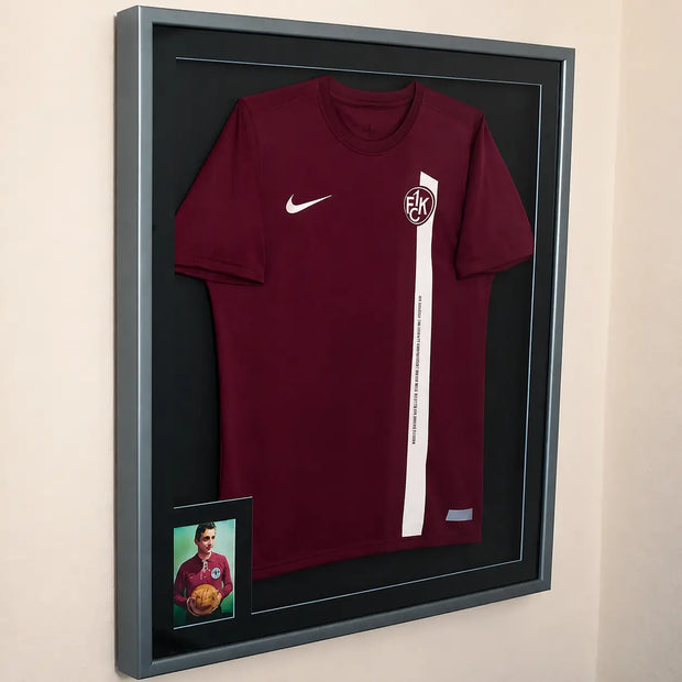 Trikot des 1. FC Kaiserslautern im Trikotrahmen "Premium" Plus (Holz) mit Passepartout und Spielerfoto – Silber-Matt mit schwarzem Hintergrund