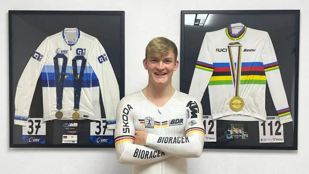 Jakob Voigt mit seinen Trikotrahmen - Radrennmeister