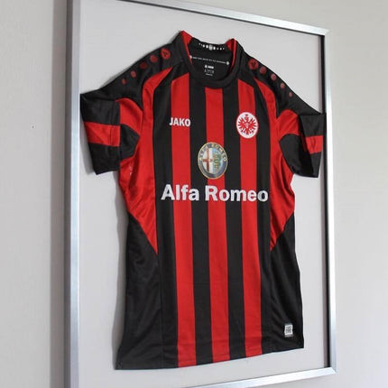 Eintracht Frankfurt Trikot im Rahmen Alfa Romeo