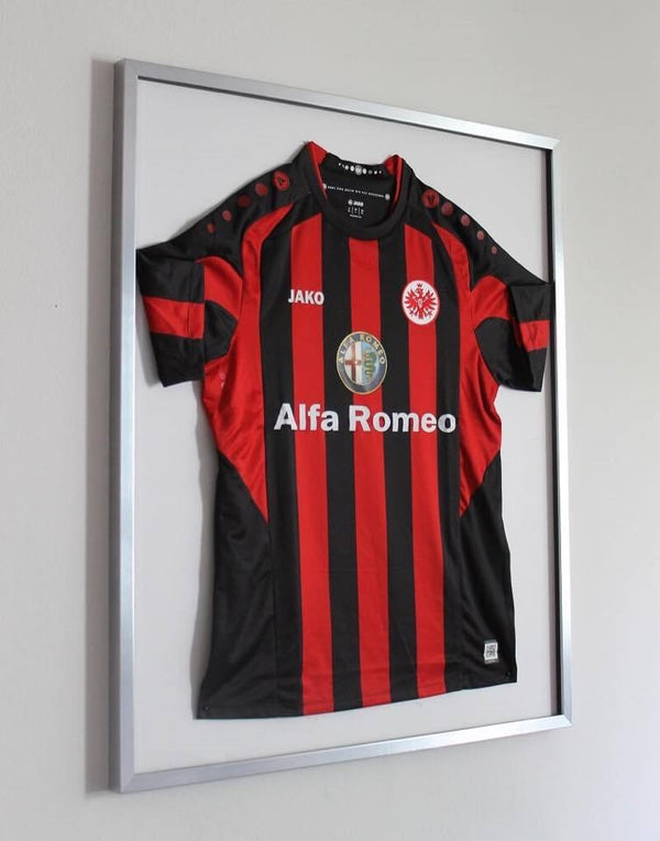 Eintracht Frankfurt Trikot im Rahmen Alfa Romeo